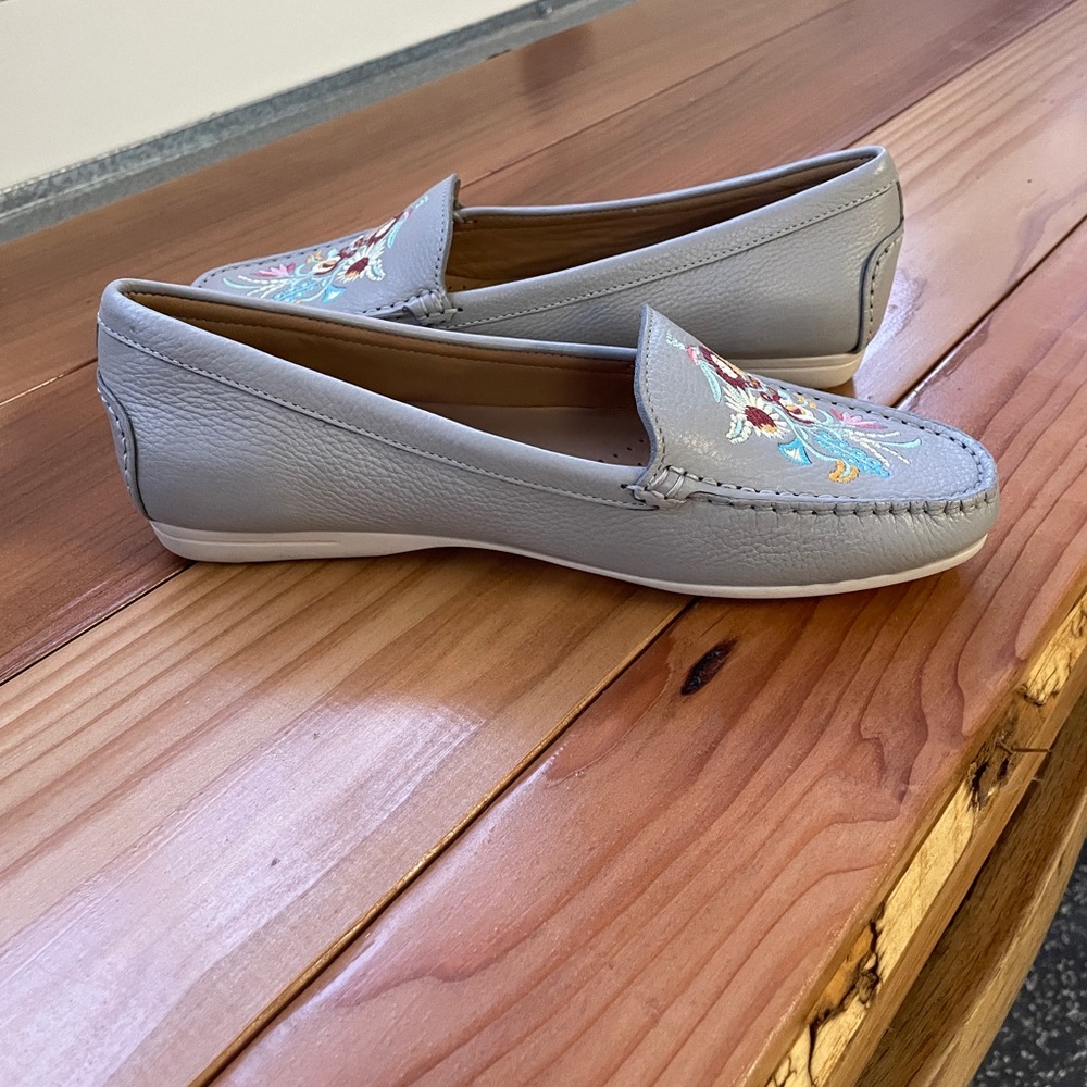 Driver Club USA Women's Floral Embroidered Loafers - Cream - Picture 2 of 4